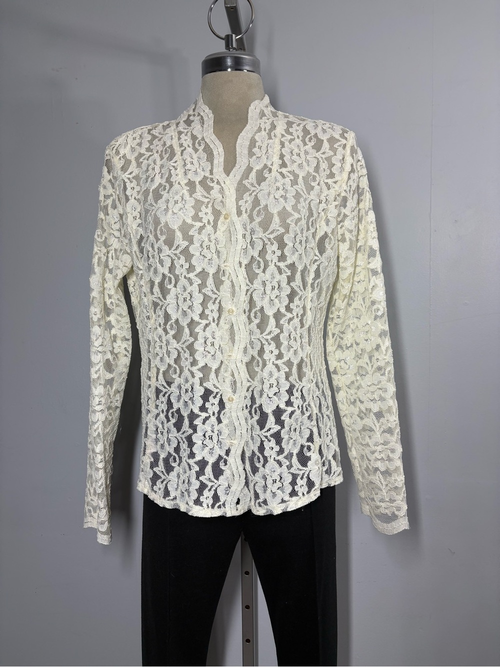 Women's Cream Floral Lace Button-Front Blouse